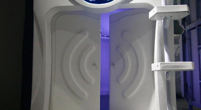 Hostel Met A Space Pod @ Chinatown *