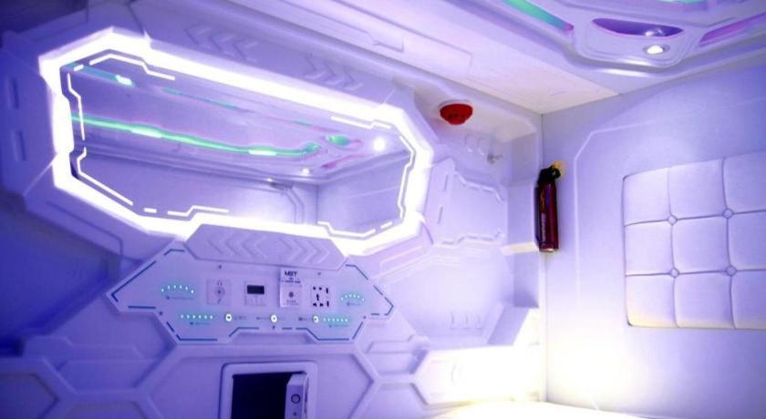 Met A Space Pod @ Chinatown Hostel