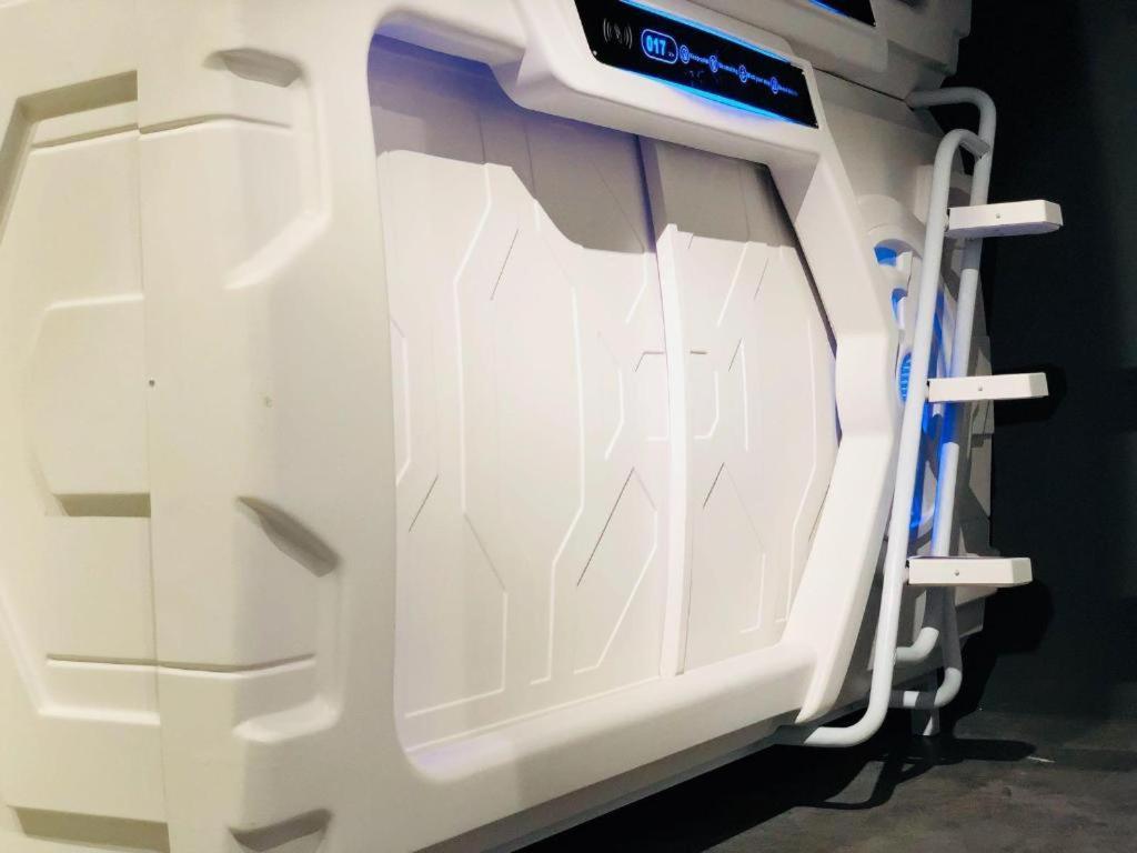 Met A Space Pod @ Chinatown *