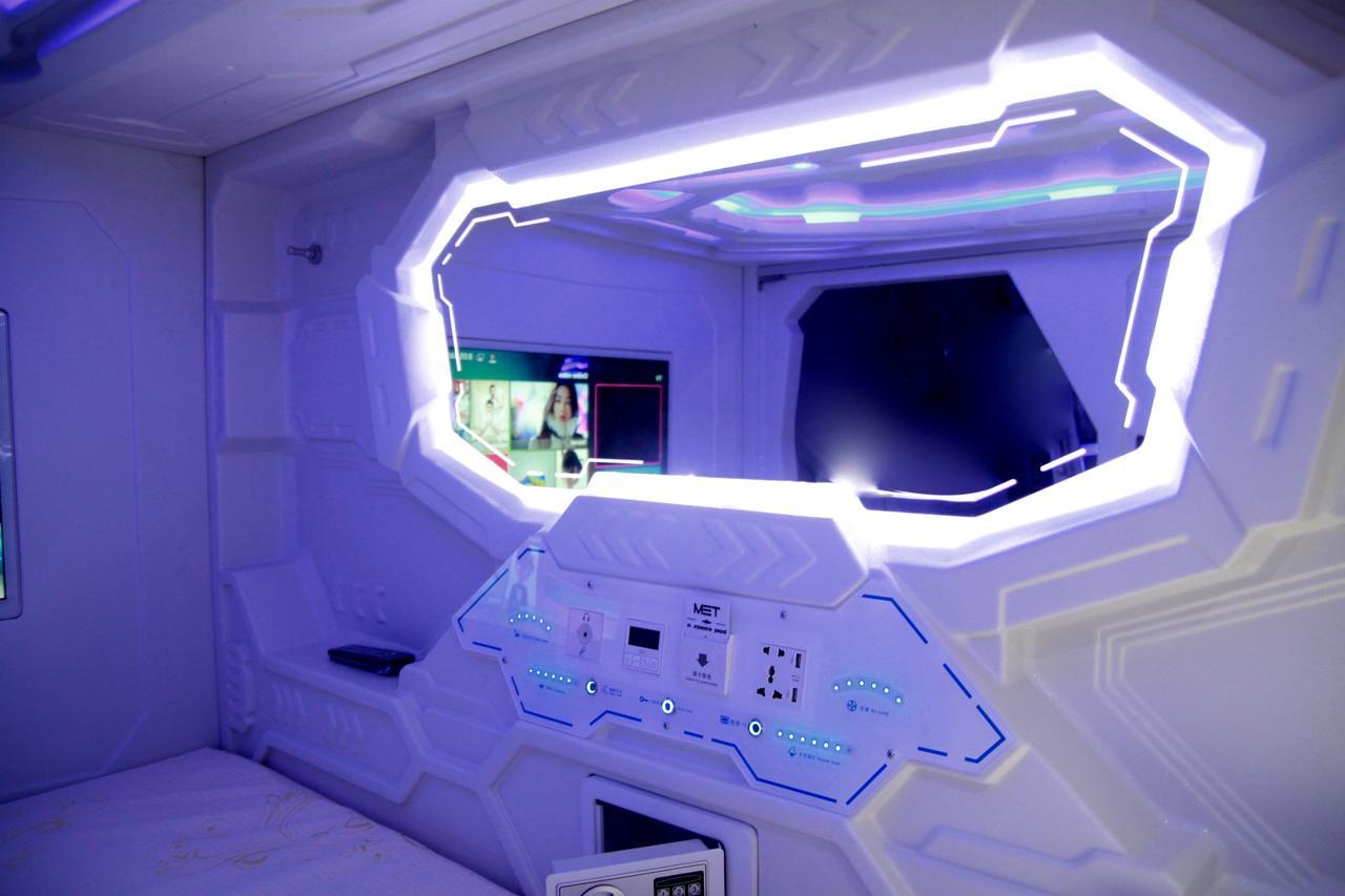 Hostel Met A Space Pod @ Chinatown *