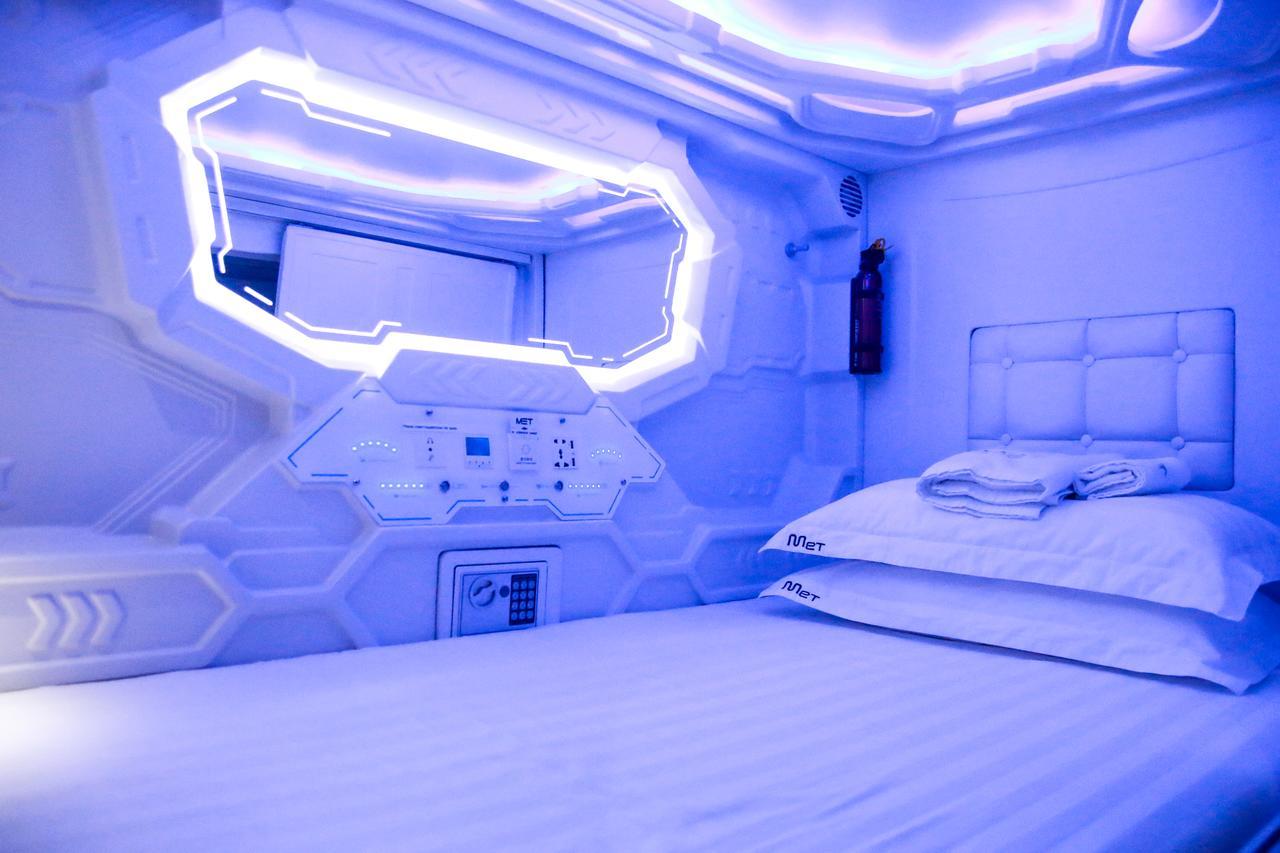 Met A Space Pod @ Chinatown Hostel