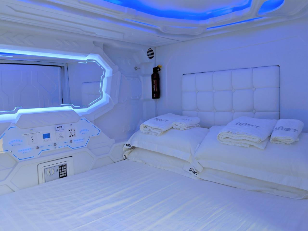Hostel Met A Space Pod @ Chinatown *