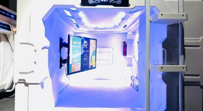 Met A Space Pod @ Chinatown Hostel *