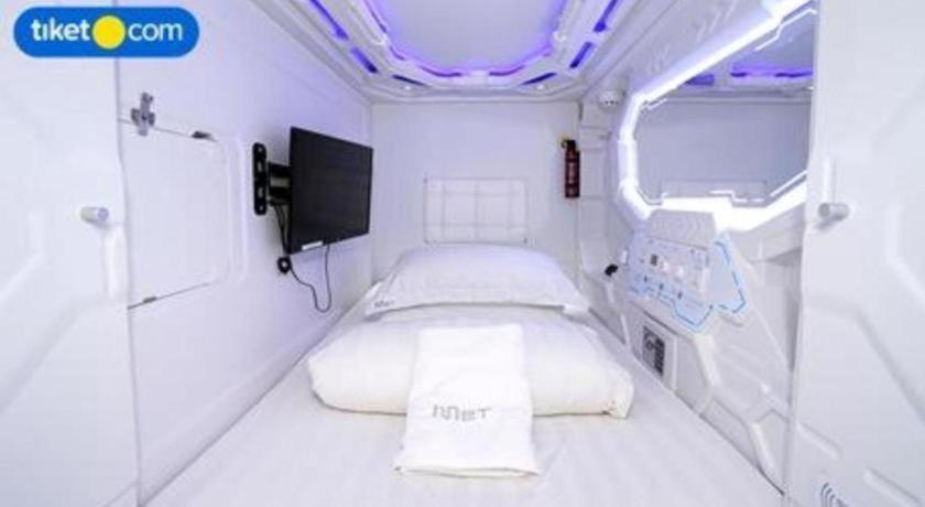 Met A Space Pod @ Chinatown Hostel