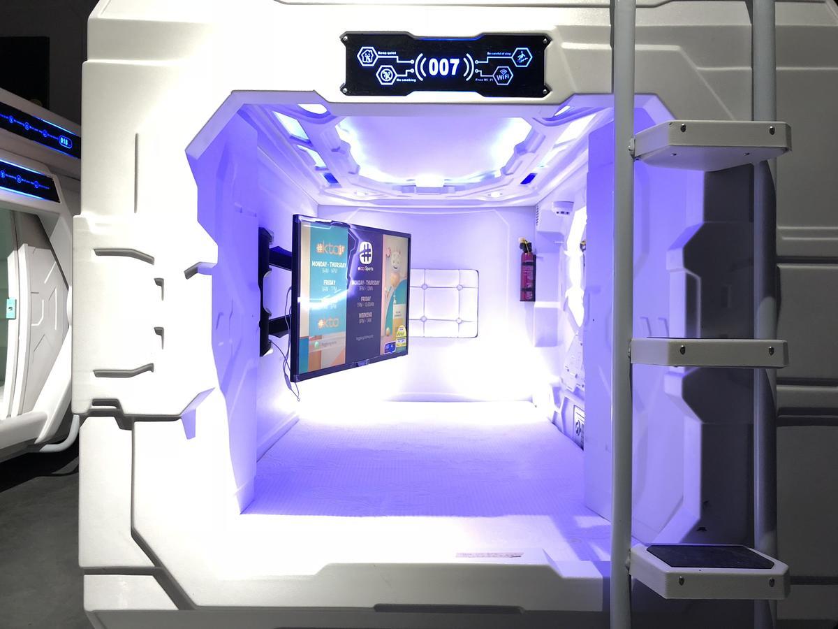 Met A Space Pod @ Chinatown Hostel