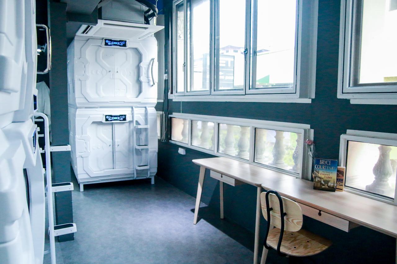Met A Space Pod @ Chinatown Hostel *